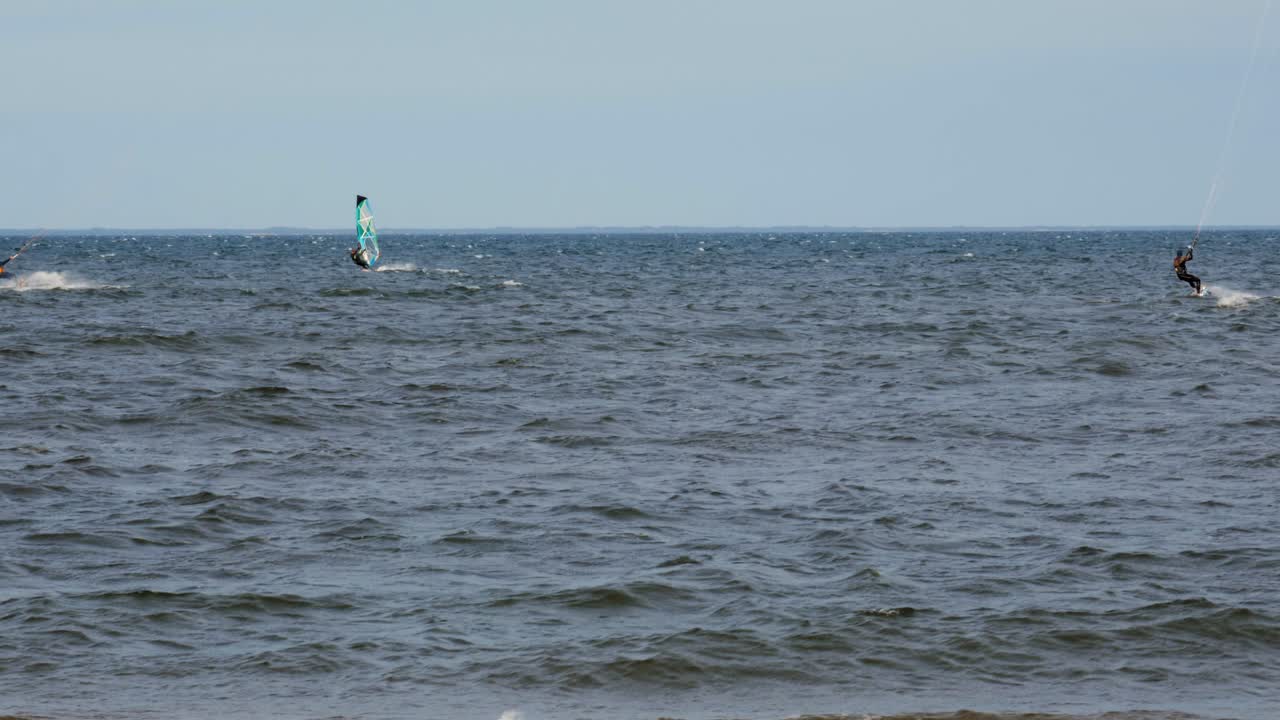 화창한 날 깊고 푸른 바다에서 서핑하는 카이트보더 - 중간 샷