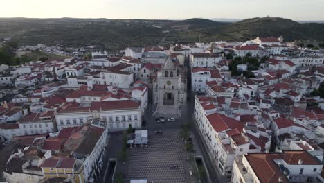 Aerial:-Praça-da-República,-vibrant-square-in-Elvas-at-dusk,-Portugal,-showcasing-architectural-splendor