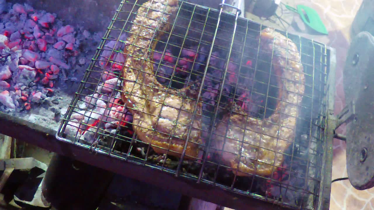 돼지갈비를 뒤집어 요리를 마무리하는 중