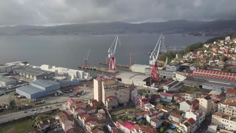 Vista-Aérea-Del-Distrito-De-Teis-En-Vigo-En-Un-Día-Gris-Con-El-Puerto-De-Carga-Y-El-Océano-Atlántico-Al-Fondo