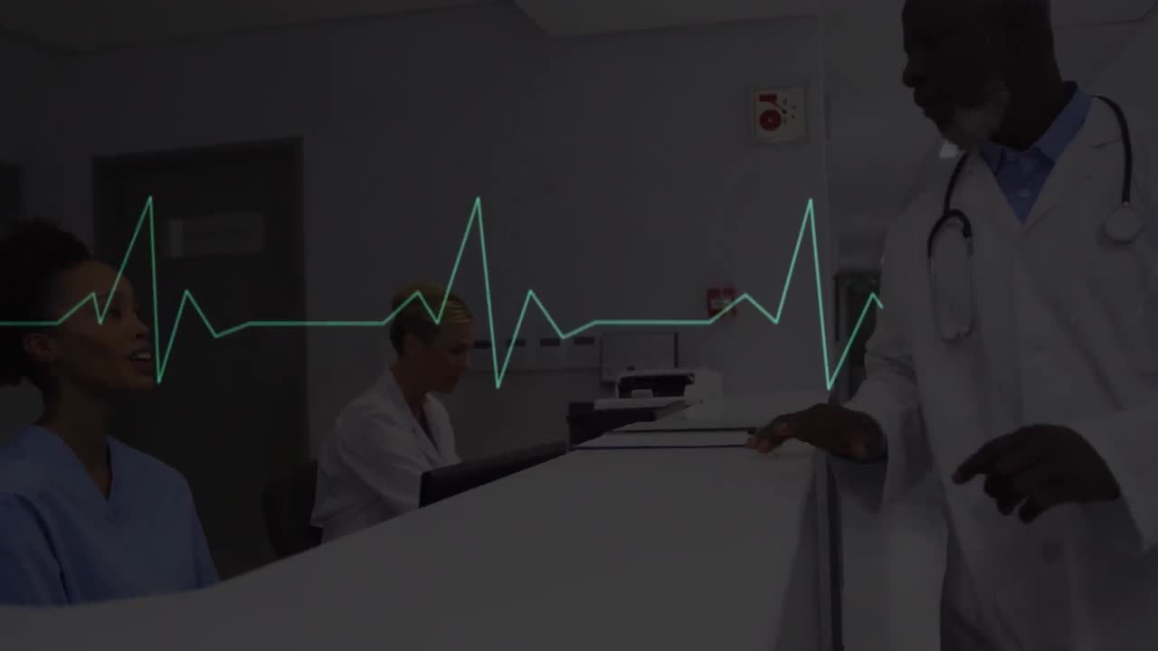 animación del procesamiento de datos médicos sobre un médico afroamericano en la recepción del hospital.