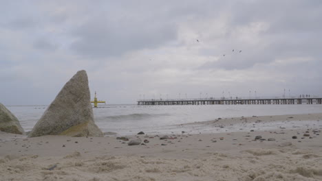 Strand-In-Gdynia-Orłowo-–-Weitwinkelaufnahme-Mit-Blick-Auf-Den-Strand-Und-Den-Holzsteg