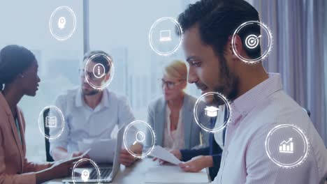 animación de iconos digitales y procesamiento de datos sobre diversas personas de negocios en la oficina