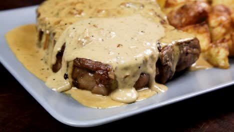 Ein-Schottisches-Filetsteak-Mit-Pfeffersauce-Gießen-Und-Schneiden