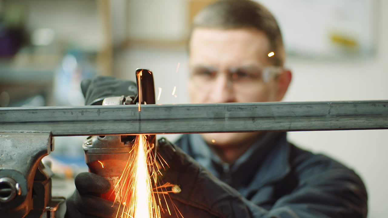 작업장에서 금속을 절단하는 앵글 그라인더 33