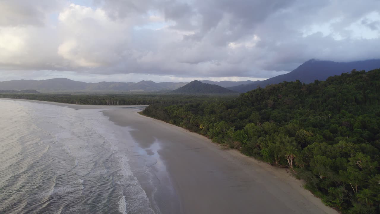 playa y río en la selva tropical del parque nacional daintree, norte de queensland, australia