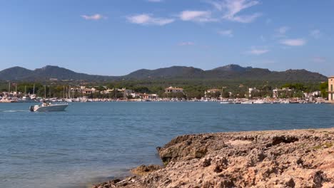 Revelar-Paseos-En-Lancha-Motora,-Cala-Millor,-España,-Estática