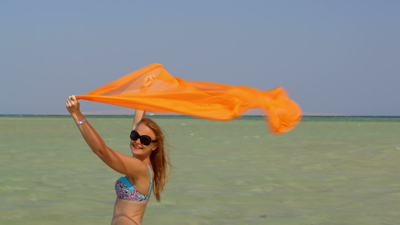 joven con pareo en la playa
