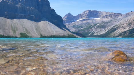 punto de vista del paisaje natural en el hermoso lago bow y la cordillera en el parque nacional de banff, alberta, canadá en las vacaciones de verano