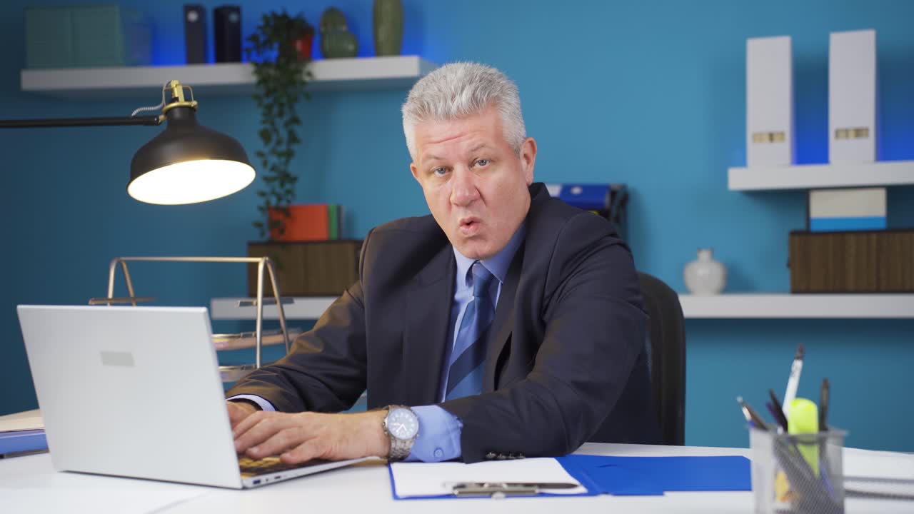 사업가는 카메라에 긍정적으로 그리고 긍정적으로 고개를 끄덕인다.