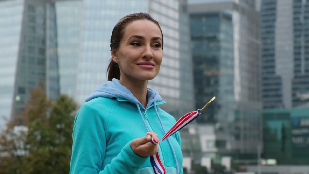 concepto para ganar o éxito. medalla de oro. feliz atleta femenina con medallas.