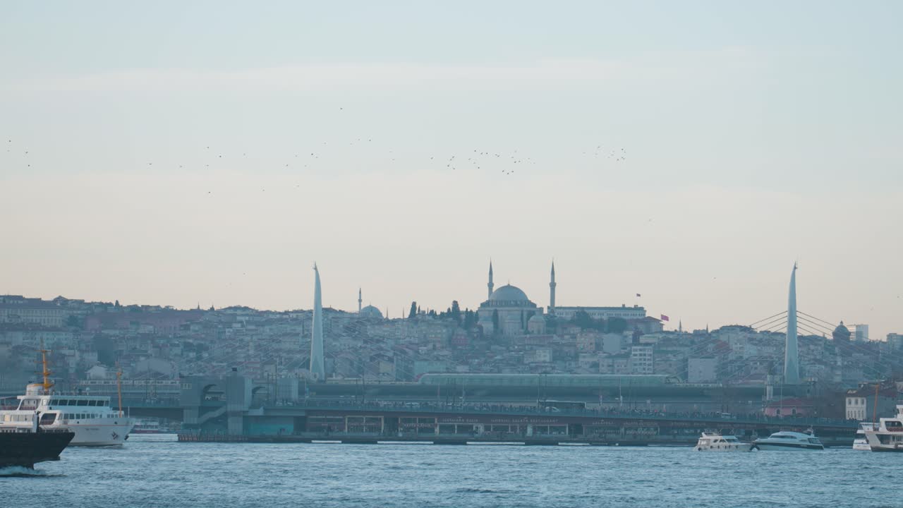 el horizonte del bósforo de estambul al atardecer