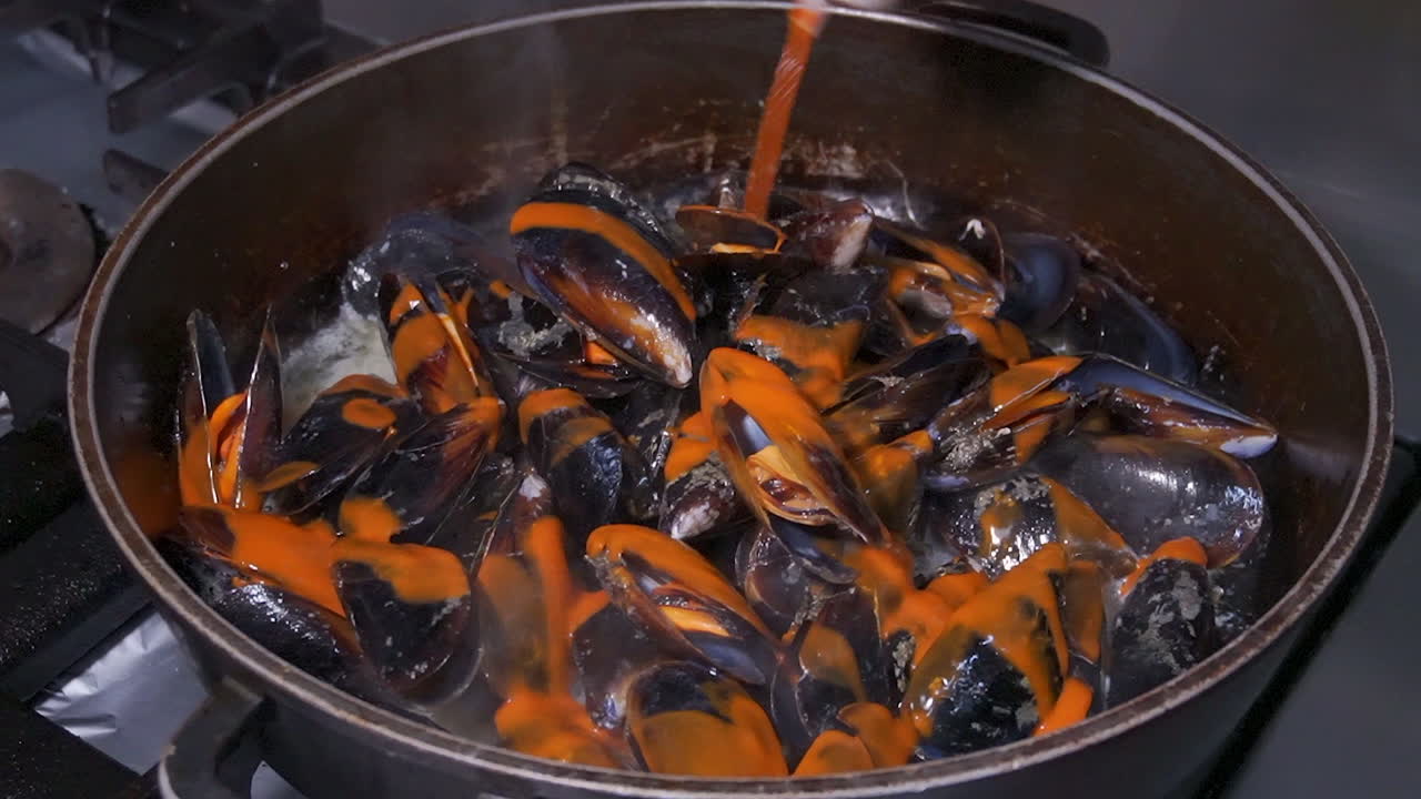 cocinar mejillones con mantequilla, vino blanco y salsa picante