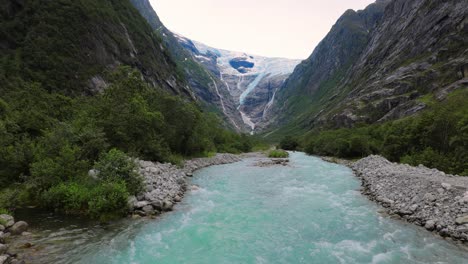 el glaciar kjenndalsbreen es una naturaleza hermosa, un paisaje natural de noruega.