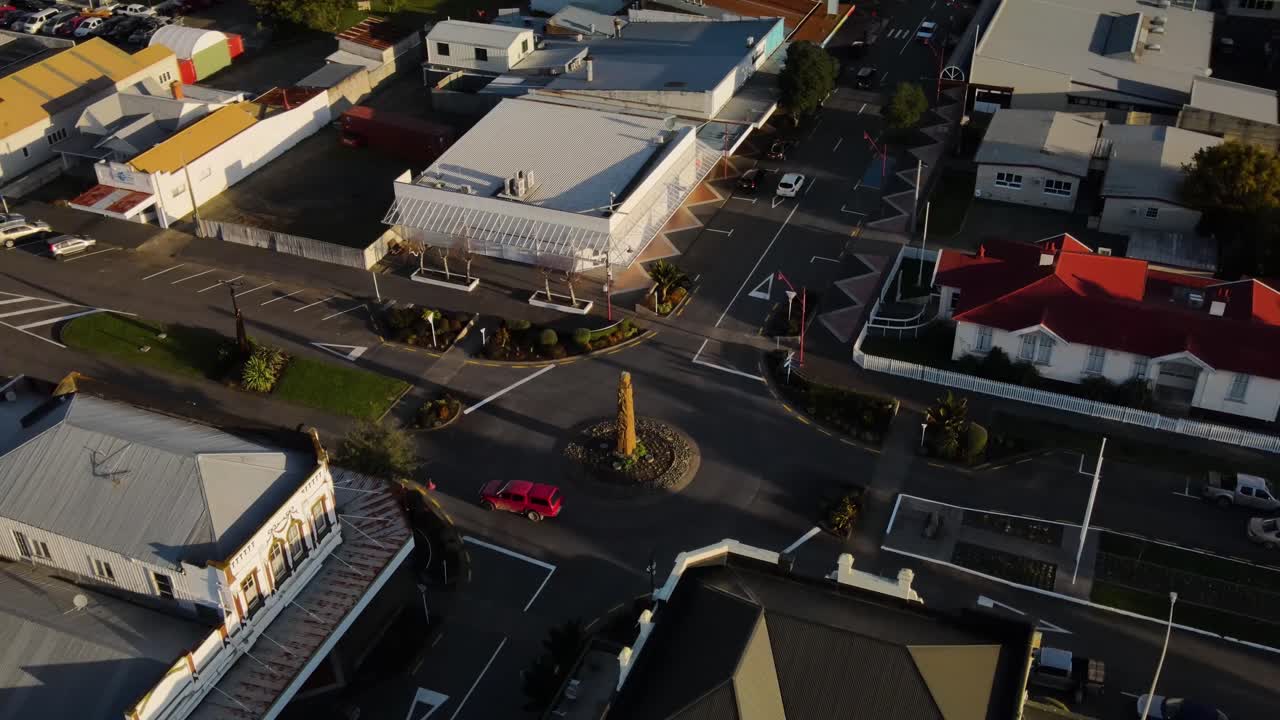 Køretøjer kører på Church Street med Pouwhenua i Opotiki, Nordøen, New Zealand