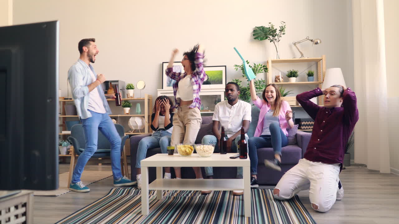 amigos viendo un juego.