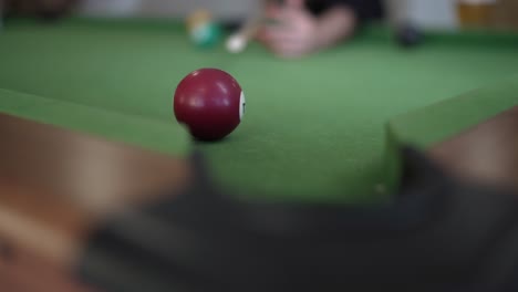 Eine-Frau,-Die-Billard-Spielt,-Einen-Fehler-Macht-Und-Versehentlich-Die-Spielkugel-Einsteckt