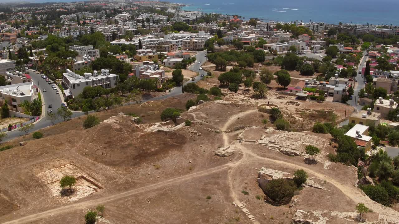 tomas aéreas de ruinas en un sitio histórico de paphos, chipre