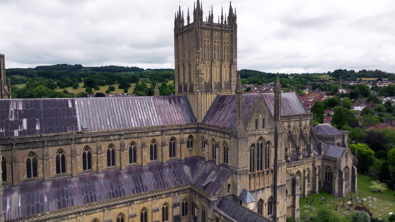 Maestosa Cattedrale di Sant'Andrea a Wells, Inghilterra. Ripresa aerea con drone