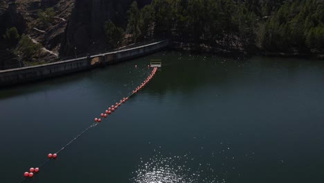 Drone-Volando-Sobre-Las-Brillantes-Aguas-De-La-Presa-De-Penha-García,-Portugal