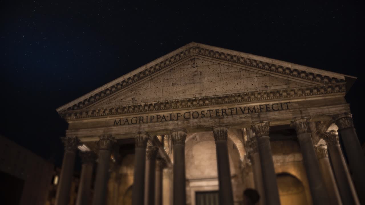 Facciata illuminata del Pantheon di notte con cielo stellato a Roma