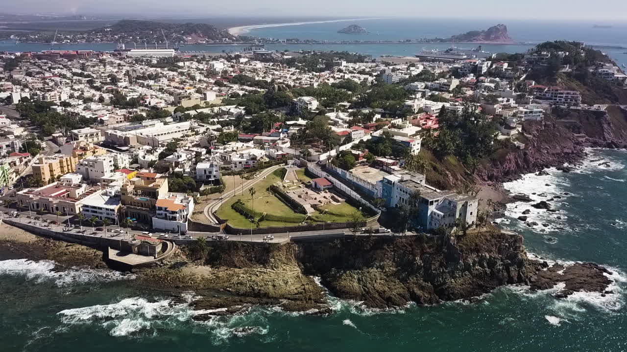 mazatlan으로 알려진 멕시코의 절벽 태평양 해변에 케이프 시티