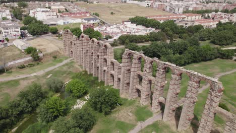 Antikes-Meisterwerk-Acueducto-Roman,-Luftumlaufbahn.-Mérida,-Spanien