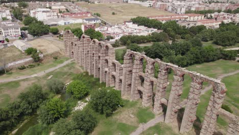 antigua obra maestra acueducto romano, órbita aérea. mérida, españa
