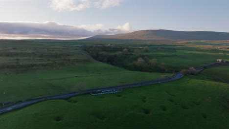 Erstellen-Einer-Drohnenaufnahme-Der-Yorkshire-Dales-Landschaft-Bei-Sonnenuntergang-Zur-Goldenen-Stunde