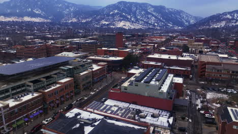 Navidad-En-Boulder-Colorado-Calle-Perla-Centro-Comercial-Carros-Edificios-Calles-Línea-De-Base-Aéreo-Zumbido-Cinematográfico-Diciembre-Universidad-De-Colorado-Cu-Buffs-Invierno-Nublado-Nevado-Planchas-Chautauqua-Parque-Arriba-Revelar