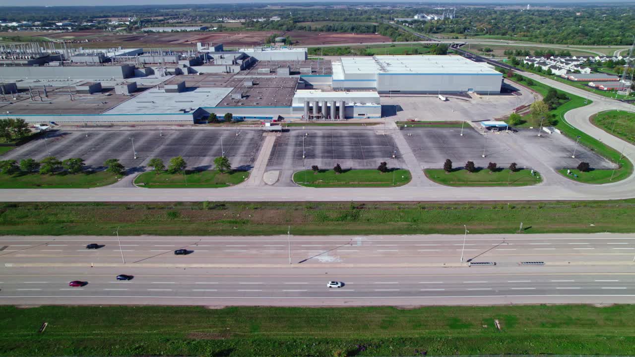 el semitractor verde entra en el cuadro en insterstate. antena