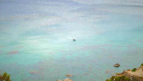 Vista-Lejana-De-Kayakistas-En-Un-Océano-Azul-Claro-En-La-Playa-De-Fomm-Ir-rih-En-Los-Límites-De-Mgarr,-Isla-De-Malta