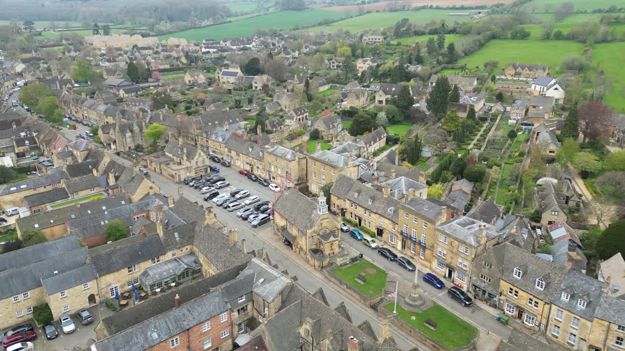 Chipping Campden, città mercato delle Cotswolds, vista aerea panoramica con drone, filmato 4K