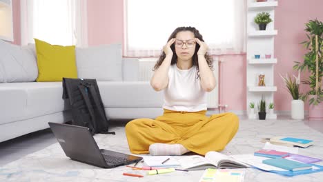 estudiante con migraña.