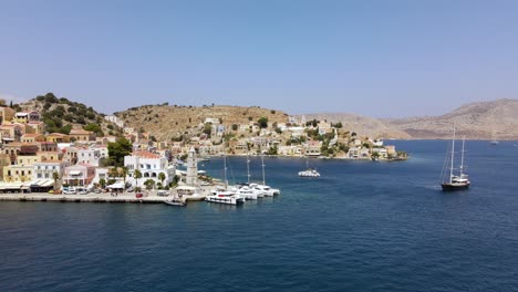 Drohnenaufnahme-Angedockter-Schiffe-Im-Hafen-Von-Symi,-Griechenland