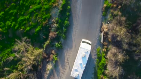 Antena-Directamente-Encima-De-Una-Autocaravana-Que-Viaja-Por-Una-Carretera-Rural