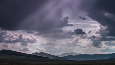 Sonnenstrahl-Durch-Wolken-In-Der-Endlosen-Steppe-Der-Mongolei.-Zeitraffer