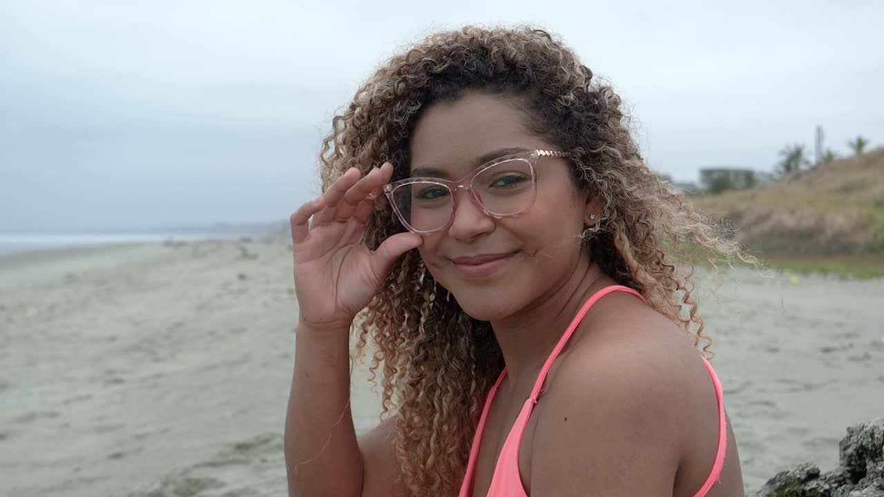 linda chica latina mirando a la cámara con sus gafas