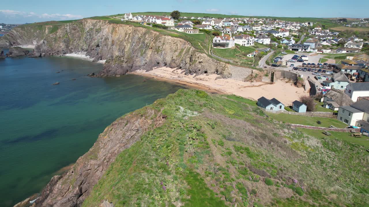 hope cove seaside village devon reino unido drone revelar sobre acantilados vista aérea