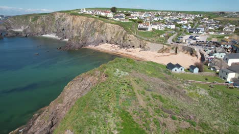 Hope-Cove-Seaside-Village-Devon-Reino-Unido-Drone-Revelar-Sobre-Acantilados-Vista-Aérea