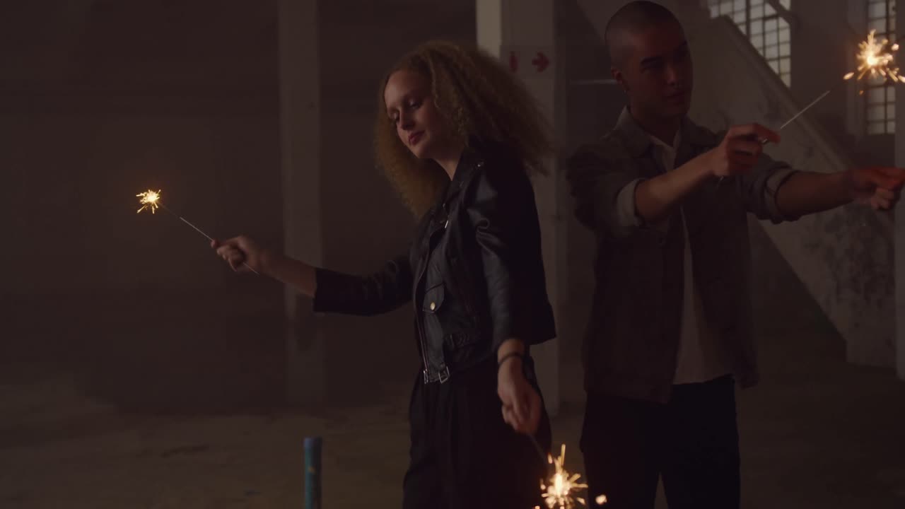 joven de moda y mujer en un almacén abandonado