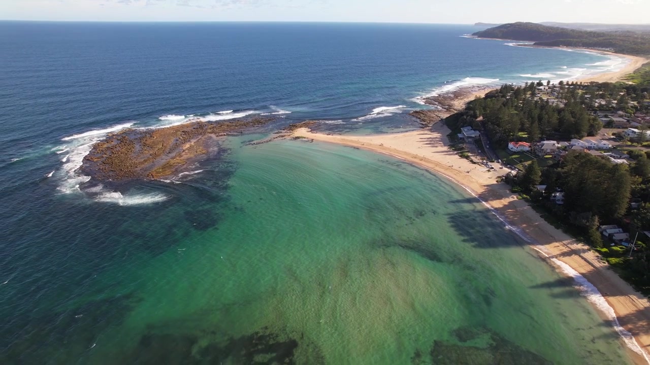Spiaggia di Toowoon Bay nel Nuovo Galles del Sud, Australia - Ripresa aerea.