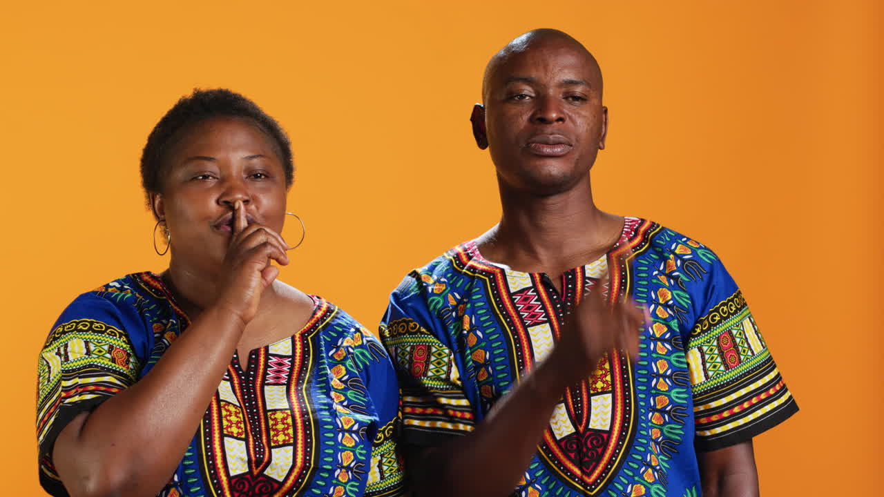 уверенные в себе люди показывают на камеру символ молчания.