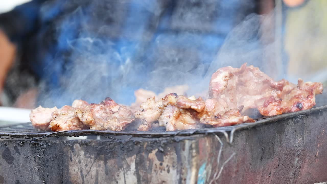 파타야 의 연기 가 많은 바베큐 에서 돼지 고기 김
