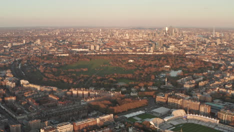 disparo aéreo de regents park con el horizonte de londres en el fondo al atardecer