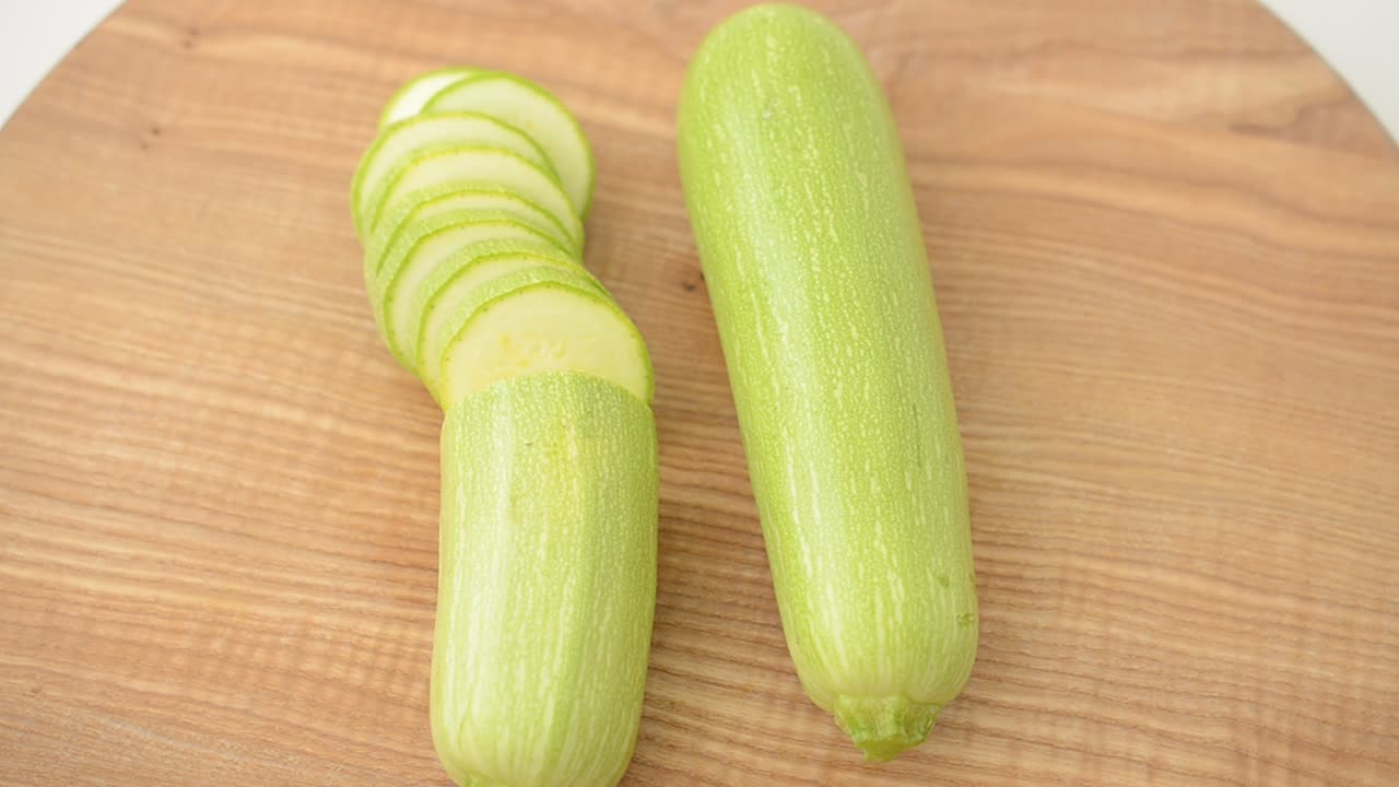Zucchine su un tagliere. Riprese in movimento