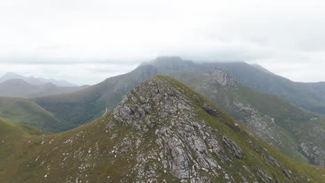 una impresionante toma aérea sobre el pico de una montaña outeniqua cerca de george, cabo occidental, sudáfrica. el vuelo revela el impresionante sendero de senderismo de 7 pasos ubicado debajo del terreno escarpado.