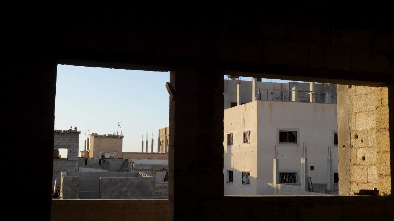 Immagine di un appartamento abbandonato dai suoi proprietari, ripresa da dietro una finestra nella città di Rafah, Palestina.
