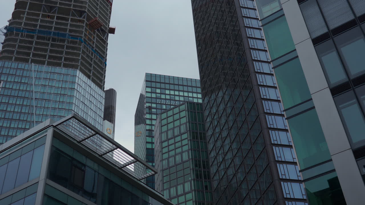 vista hacia arriba del rascacielos todavía en construcción en la ciudad de frankfurt