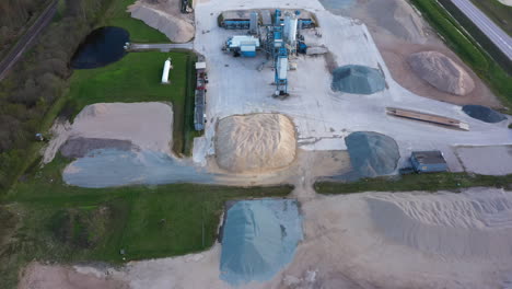 vista aérea de un sitio industrial con pilas de arena y maquinaria